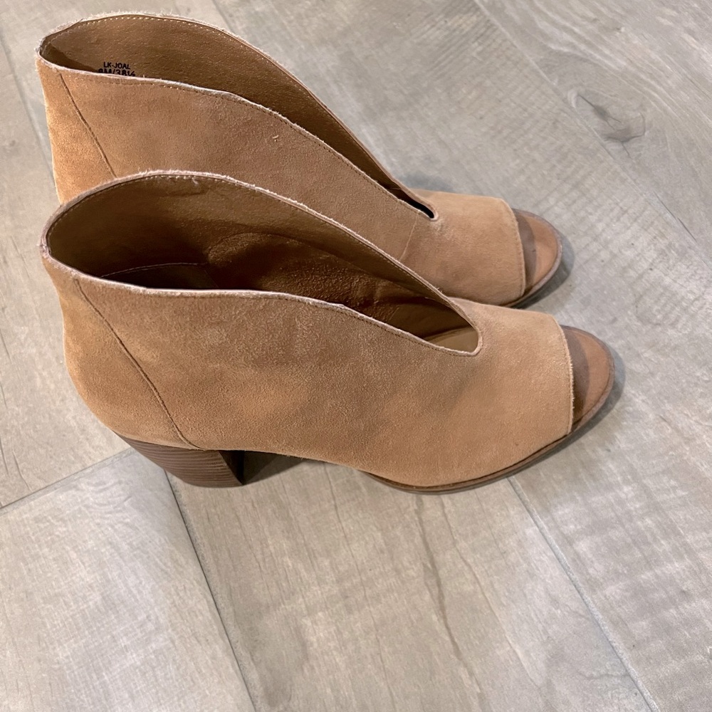 Lucky Brand Joal Heel.
Suede Booties. Excellent Condition.